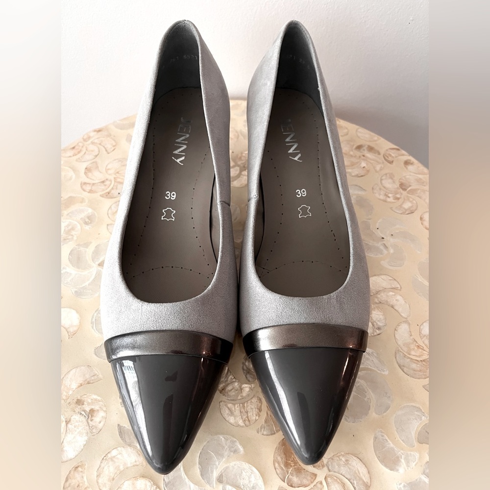 Leather pumps by Jenny